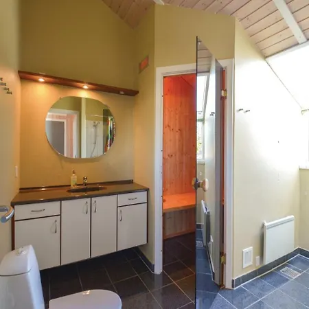 Three-bedroom Holiday In Ringkøbing